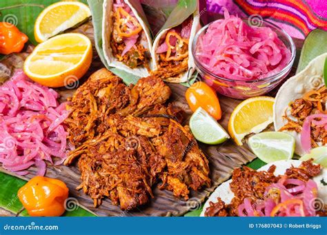  Cochinita Pibil:  Ein mexikanisches Schweinegericht, das Ihre Geschmacksknospen mit einer süßen und scharfen Symphonie verwöhnt!