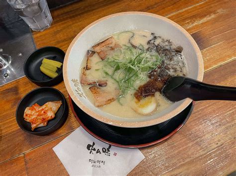  Hakata Ramen: Ein Umami-Explosion In Einem Cremigen Meeresfruchtensud!