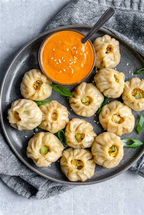  Momos mit pikant-würziger Füllung: Eine kulinarische Reise in die tibetische Küche Lhasas?